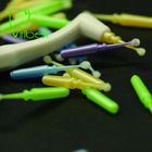 Les applicateurs micro dentaires colorés pp manipulent le poil en nylon