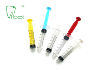 Individu médical aspirant la seringue dentaire colorée jetable 5ml
