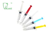 Individu médical aspirant la seringue dentaire colorée jetable 5ml